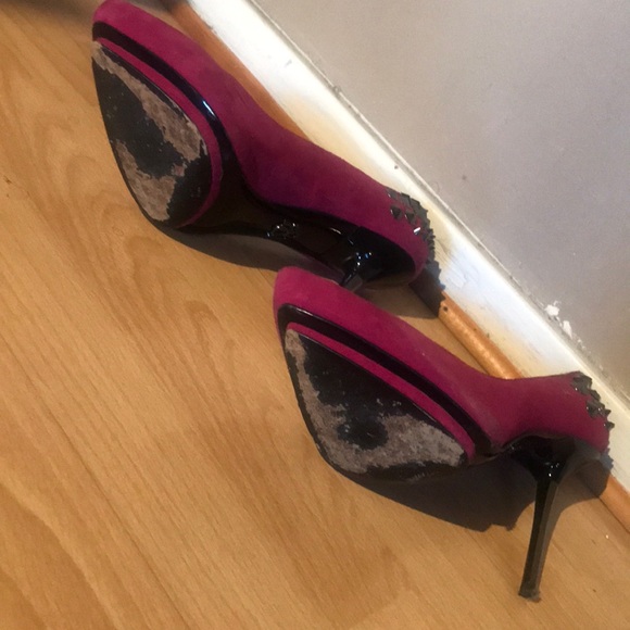 Rock and Republic Fuschia suede spike pumps - Picture 2 of 3